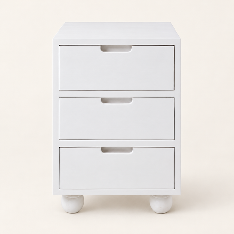 Comodino Namur bianco in mindi - su fondo avorio con ombre morbide