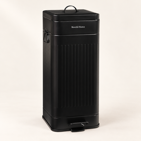DAILY TRASH - PATTUMIERA NERA OPACA SQUADRATA 30L SOFTCLOSE - su fondo avorio con ombre morbide
