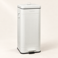 DAILY TRASH - PATTUMIERA BIANCA SQUADRATA 30L SOFTCLOSE - su fondo avorio con ombre morbide