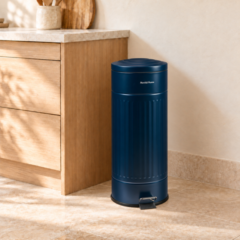 DAILY TRASH - PATTUMIERA BLU PROFONDO ROTONDA 30L SOFT-CLOSE - ambientazione