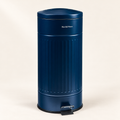 DAILY TRASH - PATTUMIERA BLU PROFONDO ROTONDA 30L SOFT-CLOSE - su fondo avorio con ombre morbide