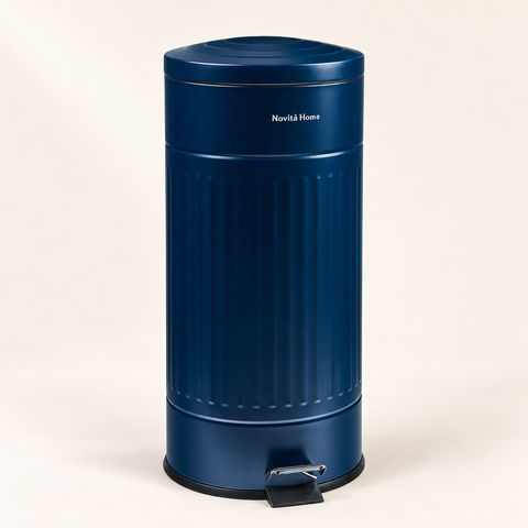 DAILY TRASH - PATTUMIERA BLU PROFONDO ROTONDA 30L SOFT-CLOSE - su fondo avorio con ombre morbide