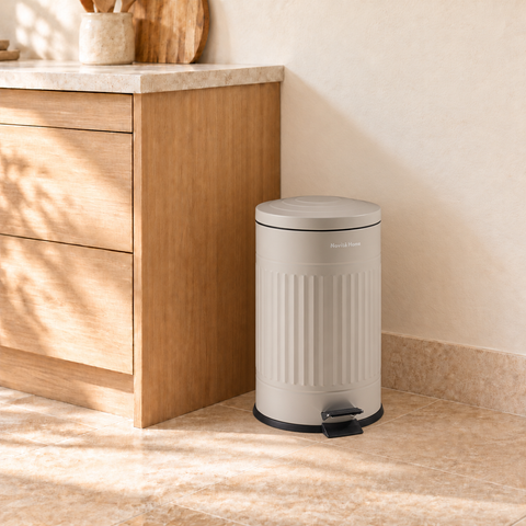 DAILY TRASH - Pattumiera Tortora Opaca Rotonda 20L Soft-Close - ambientazione