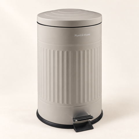 DAILY TRASH - Pattumiera Tortora Opaca Rotonda 20L Soft-Close - su fondo avorio con ombre morbide