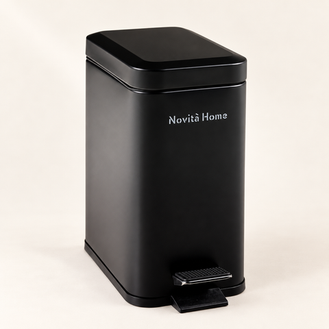 DAILY TRASH - Pattumiera Nera Opaca Squadrata 5L Soft-Close - su fondo avorio con ombre morbide