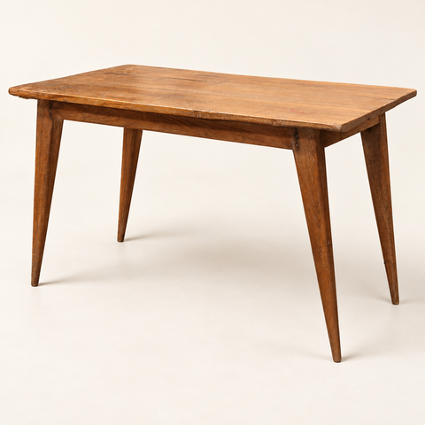 TAVOLINO VECCHIO IN TEAK – sfondo avorio caldo