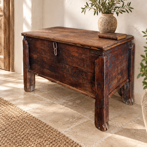 BAULE TEAK ANTICO C/RUOTE – ambientazione con proporzioni reali