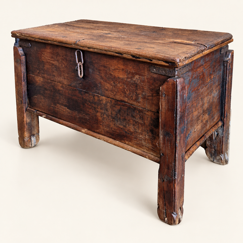 BAULE TEAK ANTICO C/RUOTE – sfondo avorio caldo