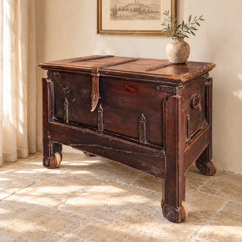 BAULE TEAK ANTICO – ambientazione con proporzioni reali