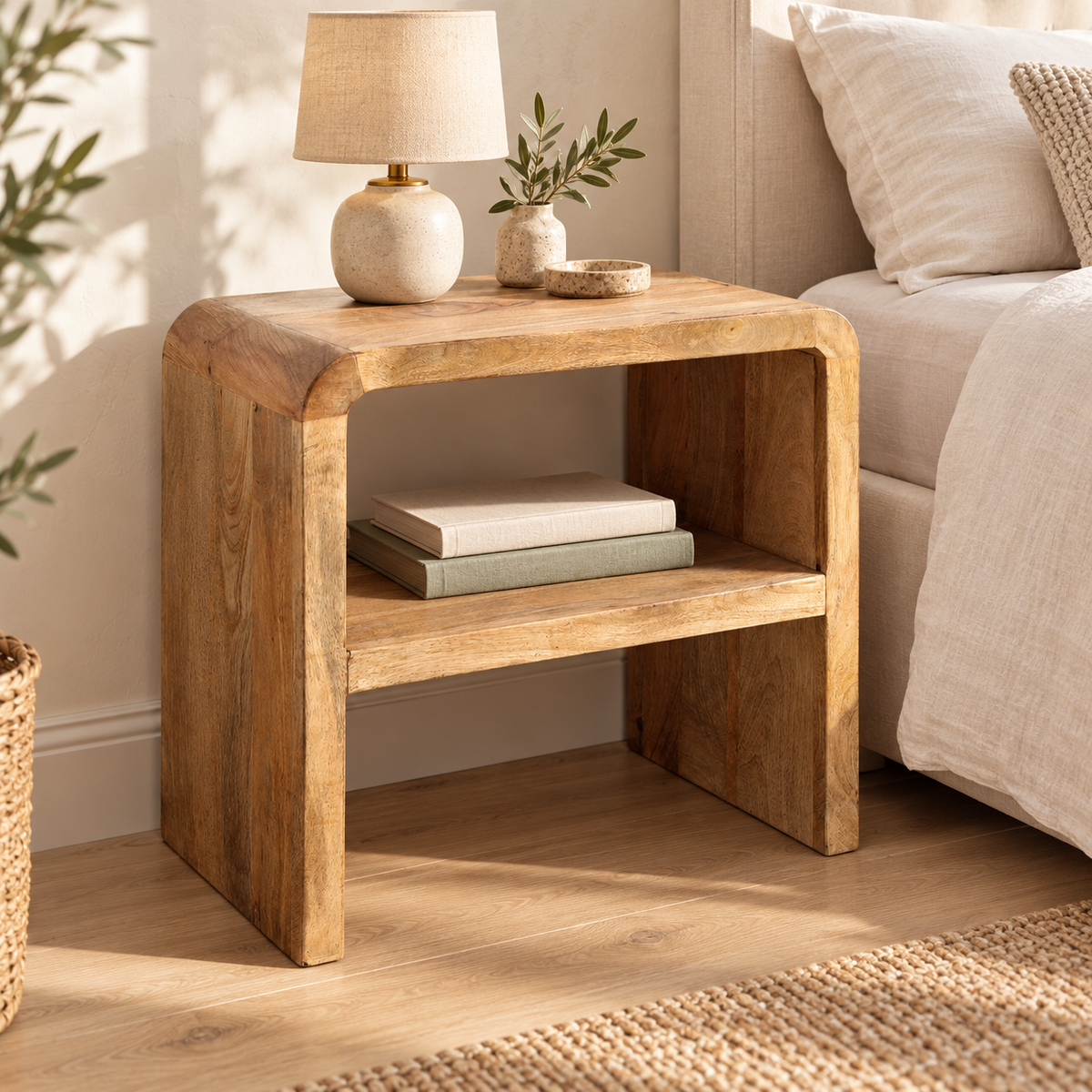 Comodino aperto Miami in mango 60 × 30 × 60 cm – ambientazione camera da letto