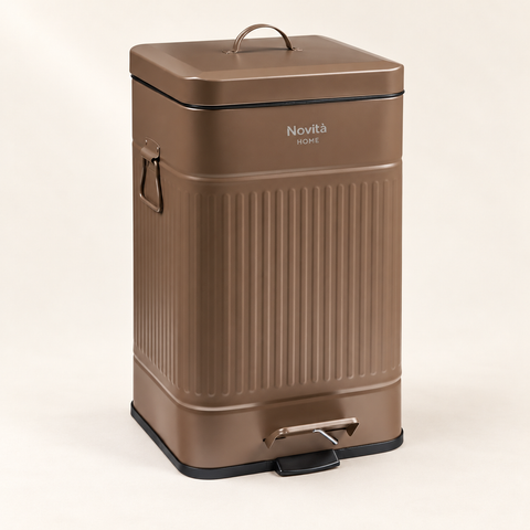 DAILY TRASH – PATTUMIERA NOCCIOLA SQUADRATA 20L SOFTCLOSE - su fondo avorio con ombre morbide