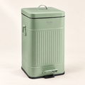 DAILY TRASH – PATTUMIERA VERDE SALVIA SQUADRATA 20L SOFTCLOSE - su fondo avorio con ombre morbide
