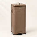 DAILY TRASH - PATTUMIERA NOCCIOLA SQUADRATA 30L SOFTCLOSE - su fondo avorio con ombre morbide