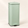 DAILY TRASH – PATTUMIERA VERDE SALVIA 30 L SOFT-CLOSE - su fondo avorio con ombre morbide