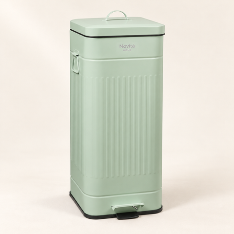 DAILY TRASH – PATTUMIERA VERDE SALVIA 30 L SOFT-CLOSE - su fondo avorio con ombre morbide