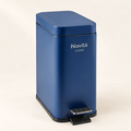 DAILY TRASH - PATTUMIERA BLUE FUSION SQUADRATA 5L SOFTCLOSE - su fondo avorio con ombre morbide
