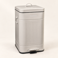 Daily Trash - Pattumiera Grigia Squadrata 20L Softclose - su fondo avorio con ombre morbide