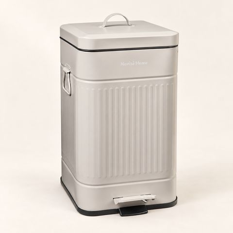 Daily Trash - Pattumiera Grigia Squadrata 20L Softclose - su fondo avorio con ombre morbide