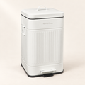 Daily Trash - Pattumiera Bianco Opaco Squadrata 20L - su fondo avorio con ombre morbide