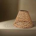 Paralume rattan naturale su sfondo taupe