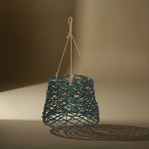 Paralume verde rattan su sfondo taupe