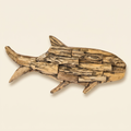 Pesce in legno su sfondo avorio con ombra morbida