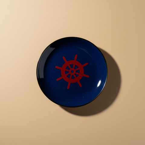 Piattino dessert blu su sfondo neutro