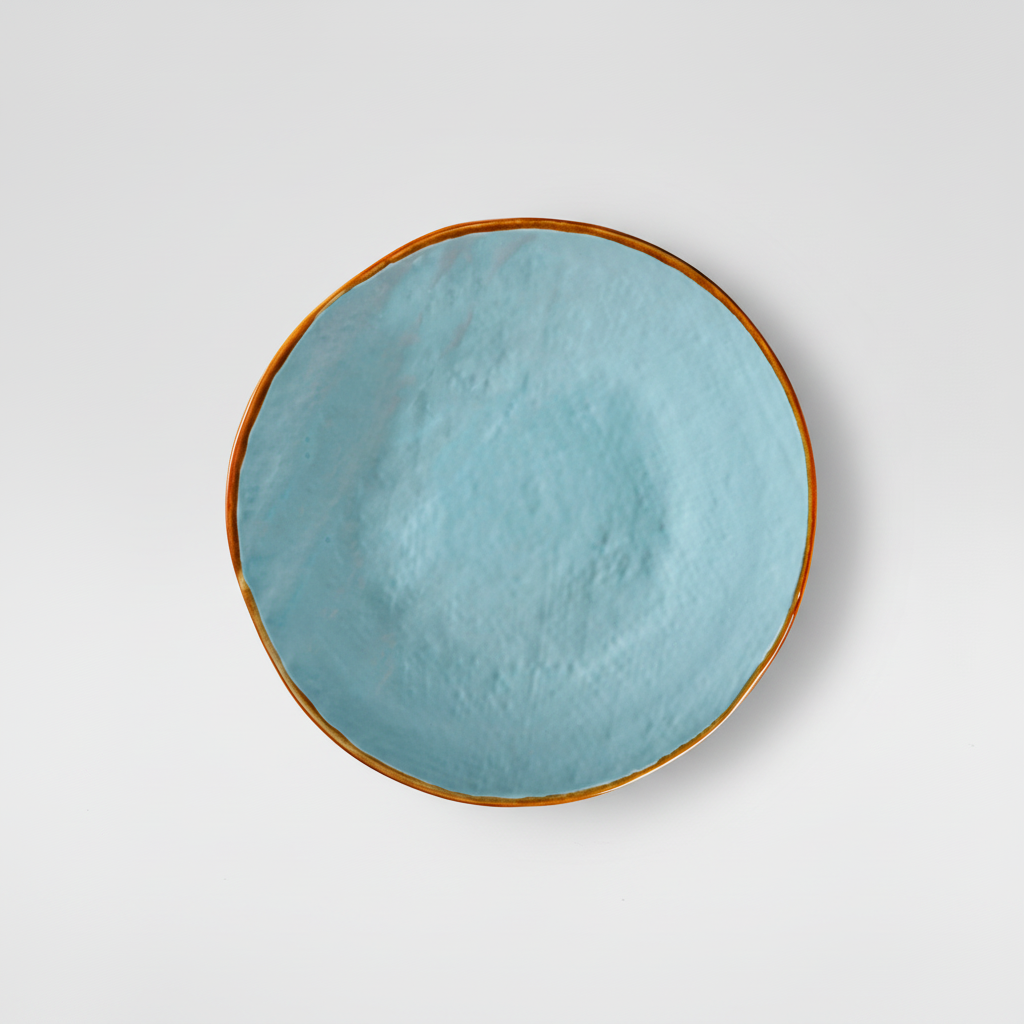 Piatto azzurro ambientato su sfondo grigio