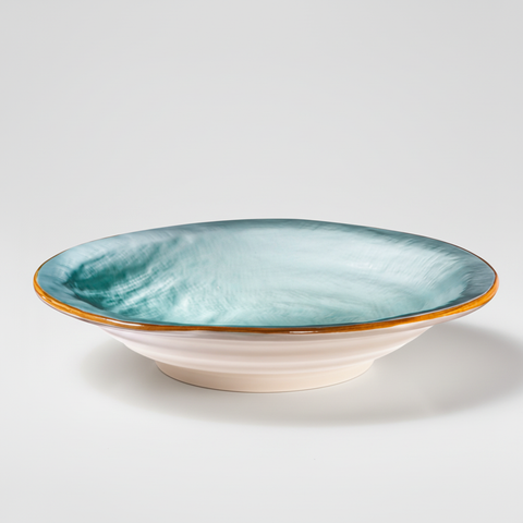 Piatto azzurro su sfondo grigio