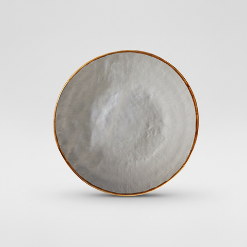 Piatto bianco perla su sfondo grigio