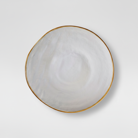 Piatto bianco su sfondo grigio con ombra