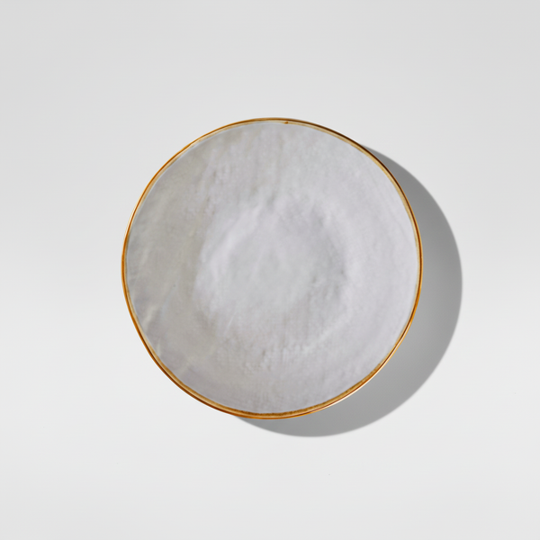Piatto bianco su sfondo grigio