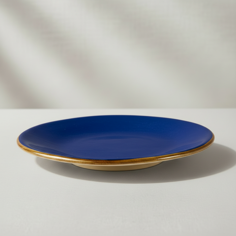 Piatto blu angolazione alta sfondo grigio