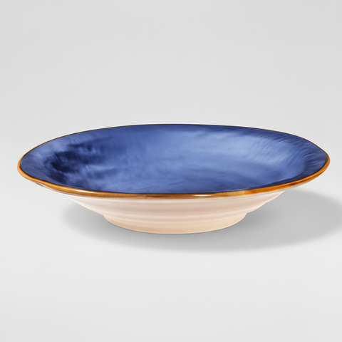 Piatto blu su sfondo grigio con ombra