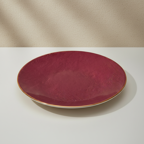 Piatto bordeaux su sfondo beige