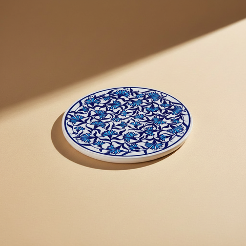 Piatto ceramica blu su sfondo beige