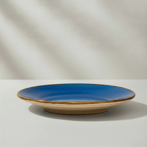 Piatto da dessert blu con sfondo sfumato grigio