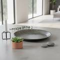 Piatto decorativo ferro grigio su piano
