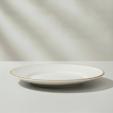 Piatto dessert bianco su sfondo grigio