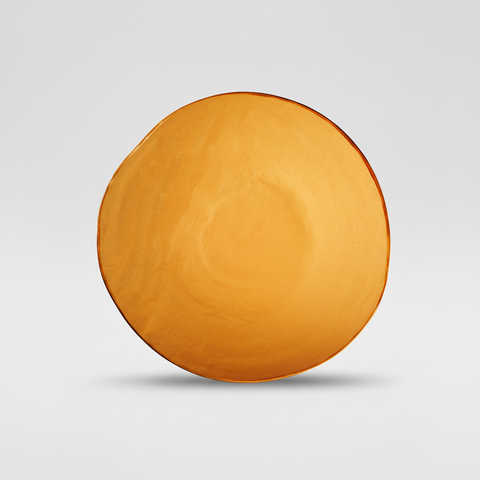Piatto giallo su sfondo grigio