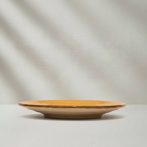 Piatto giallo su sfondo grigio