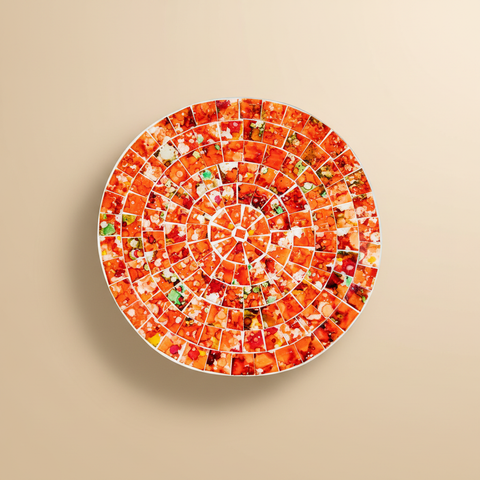 Piatto mosaico su sfondo beige con ombra