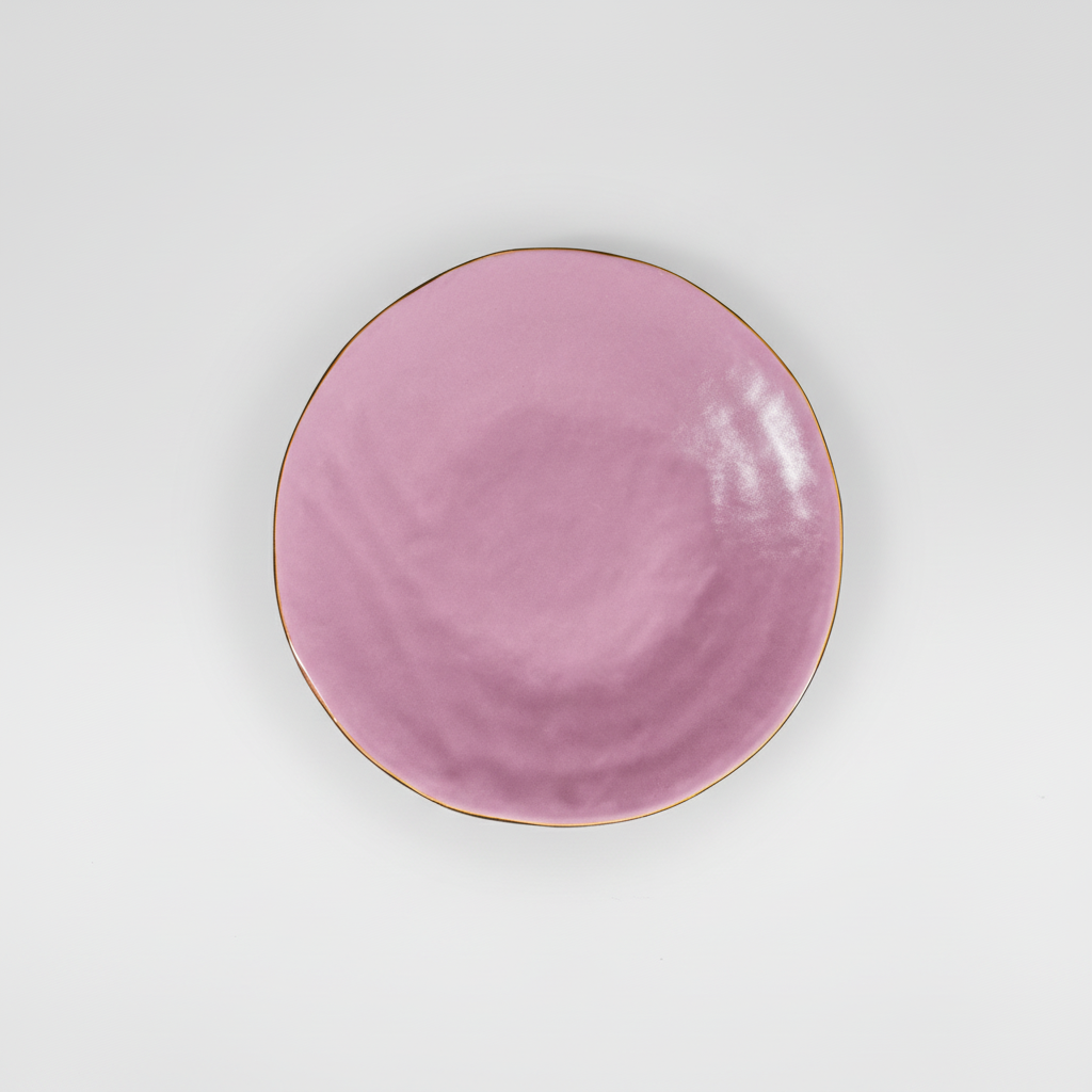 Piatto rosa ambientato su sfondo grigio