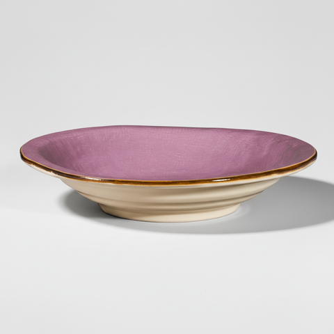 Piatto rosa su sfondo grigio