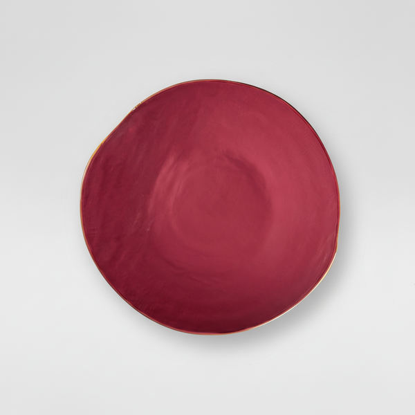 Piatto rosso bordeaux su sfondo grigio
