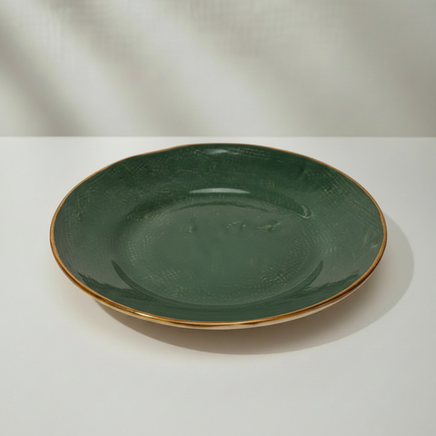 Piatto verde scuro su sfondo bianco/grigio