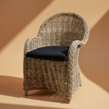 Poltrona rattan kubu sfondo beige luce solare