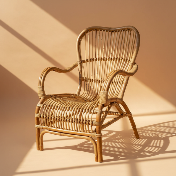Poltrona rattan su sfondo beige