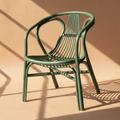 Poltrona rattan verde su sfondo beige