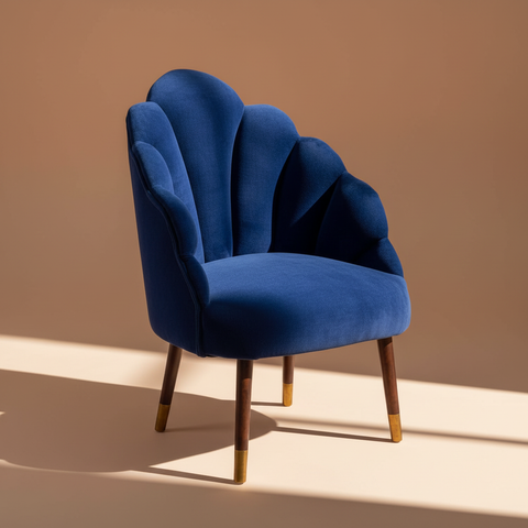 Poltrona velluto blu royal sfondo beige